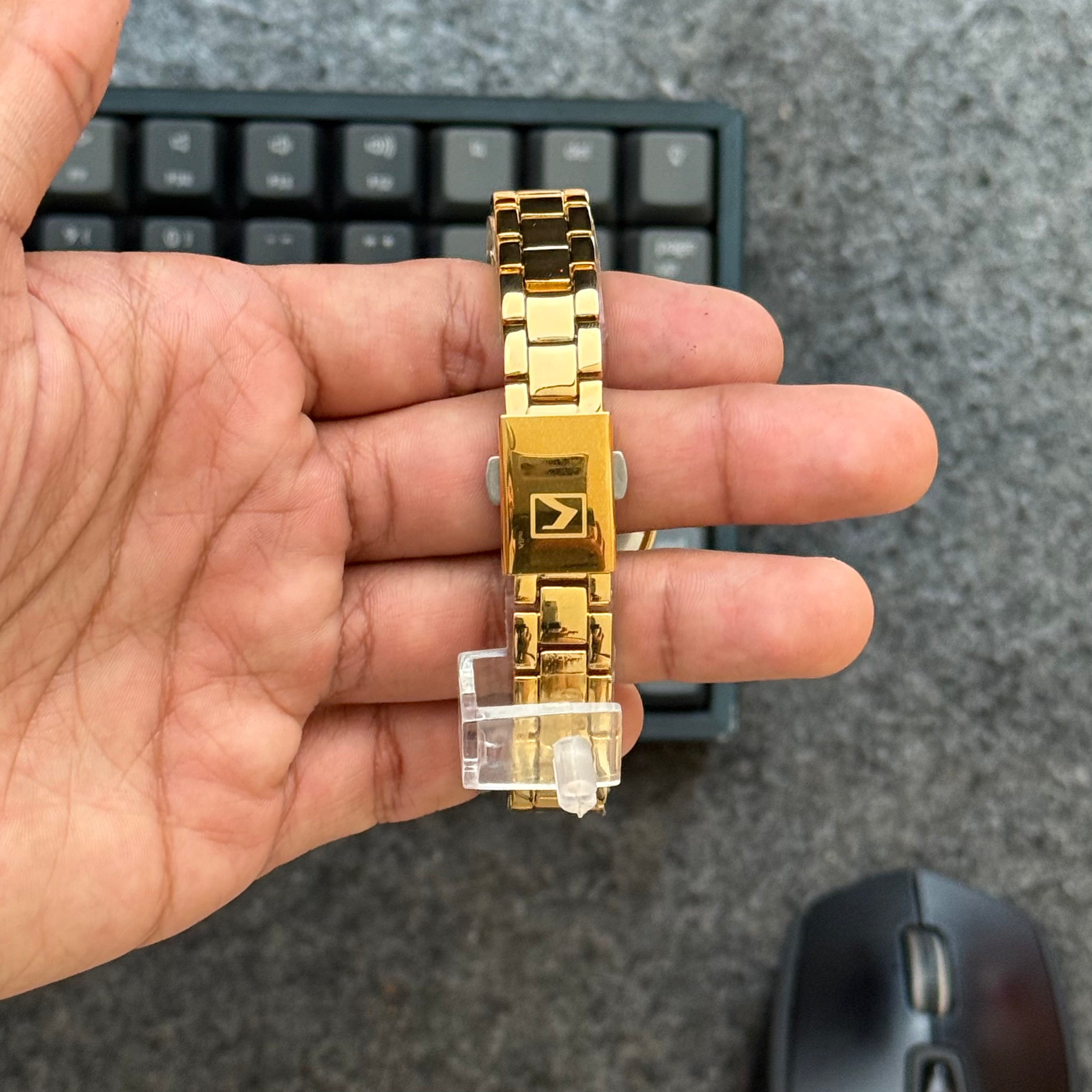 Reloj Curren 6920 Dorado para Mujer | Un Toque de Lujo Audaz