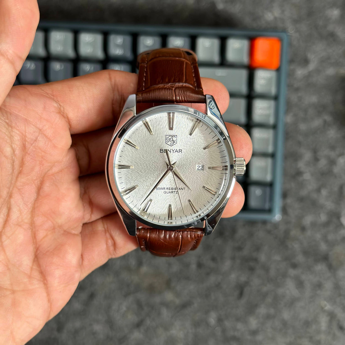 Elegante Reloj Benyar para hombre con calendario y correa de cuero | BY-5163