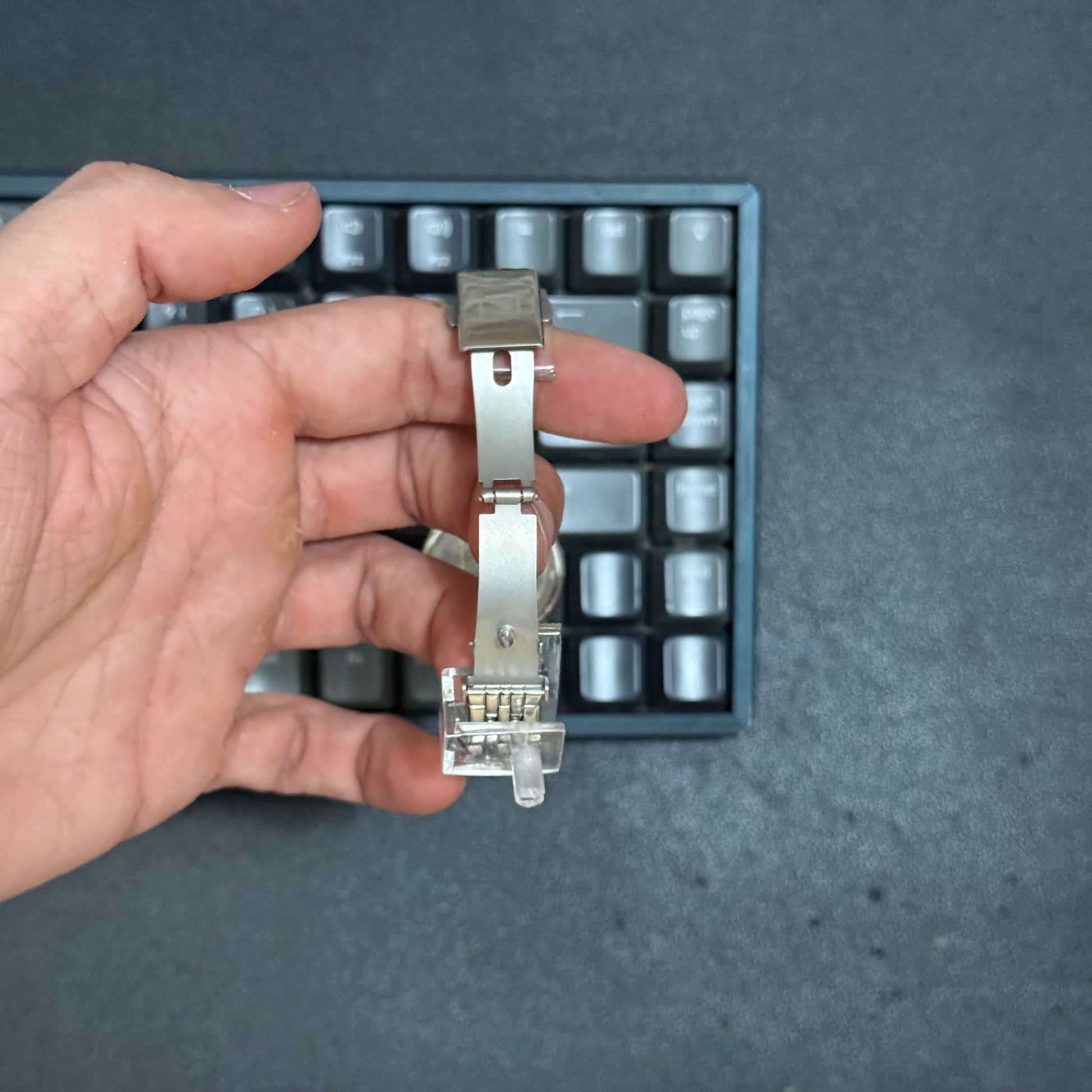 Foto real atras abierto elegante reloj Curren plata para dama