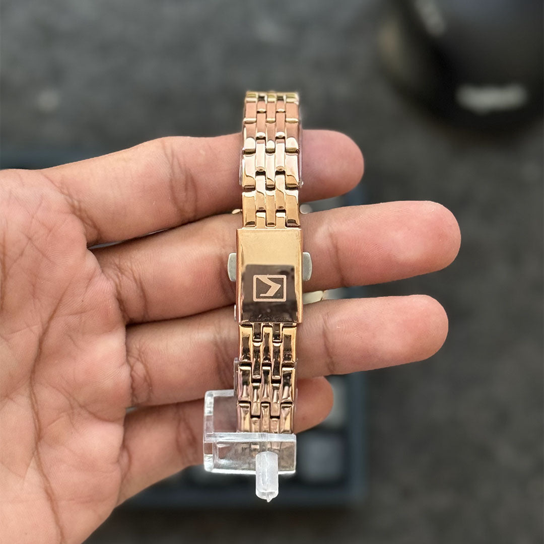 Foto real atras elegante reloj Curren oro rosa para mujer