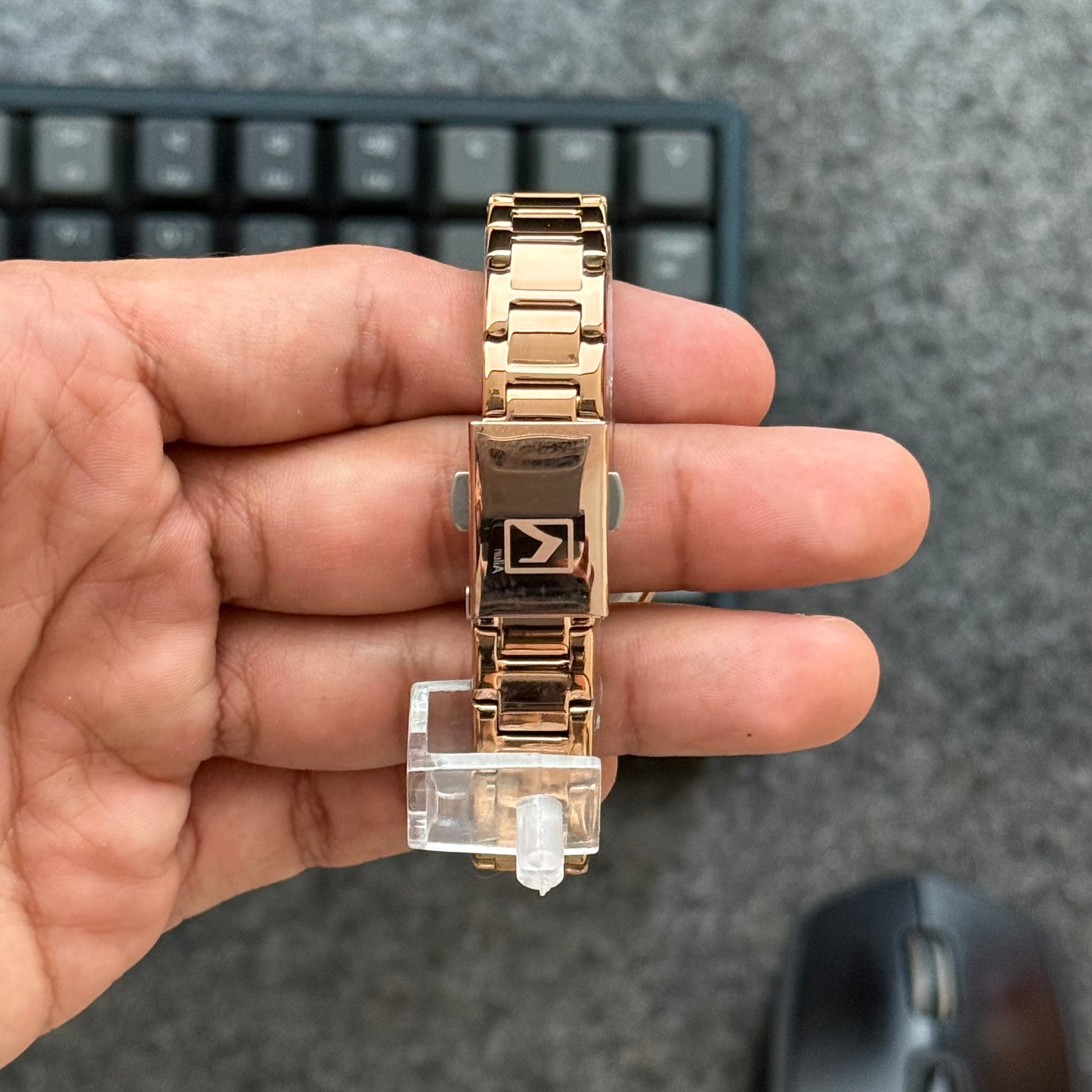 Foto real atras hermoso relog Curren oro rosa para dama