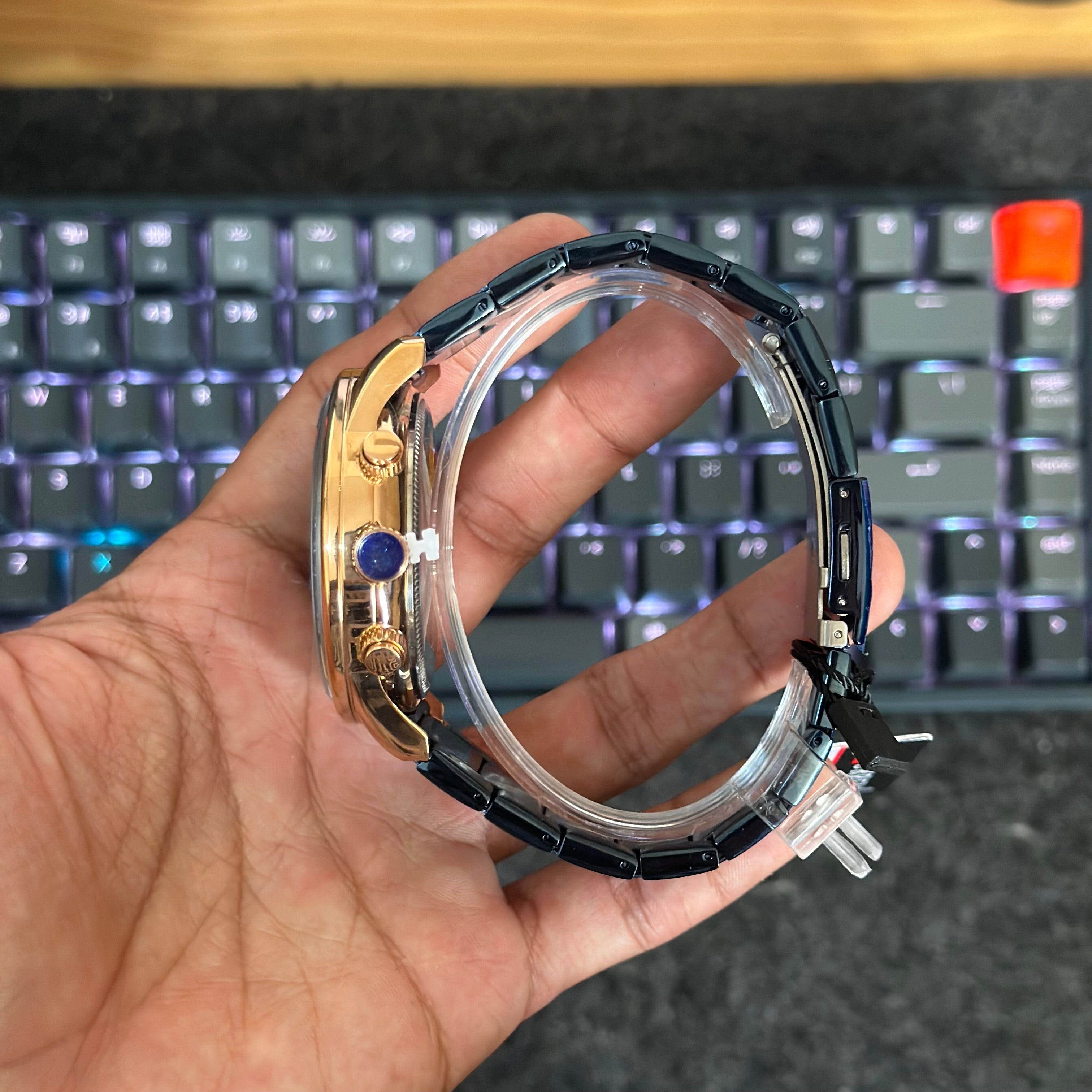 Foto real del costado de un elegante reloj Curren 8362 azul de metal para caballero