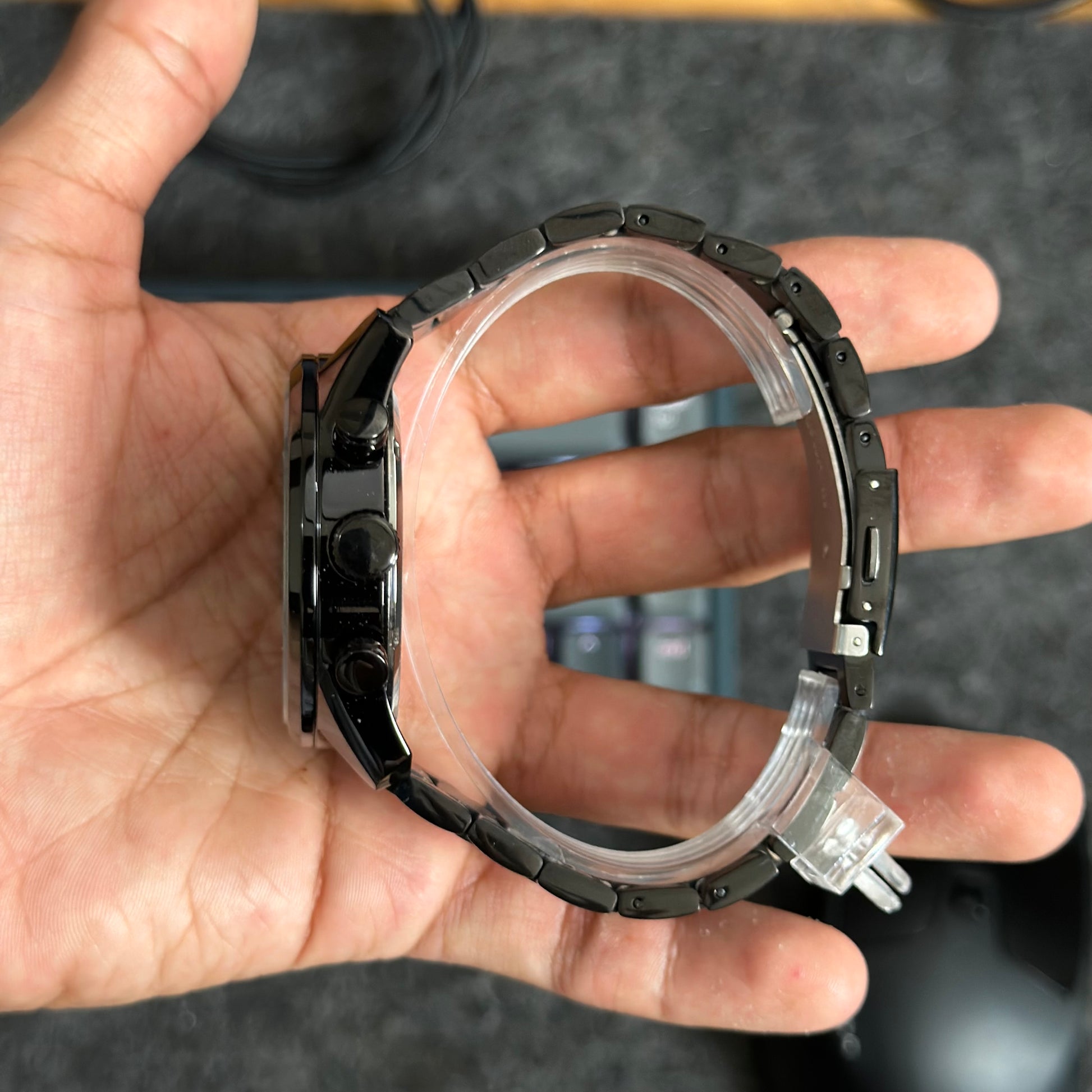 Foto real del costado de un elegante reloj Curren 8391 negro de metal para hombre