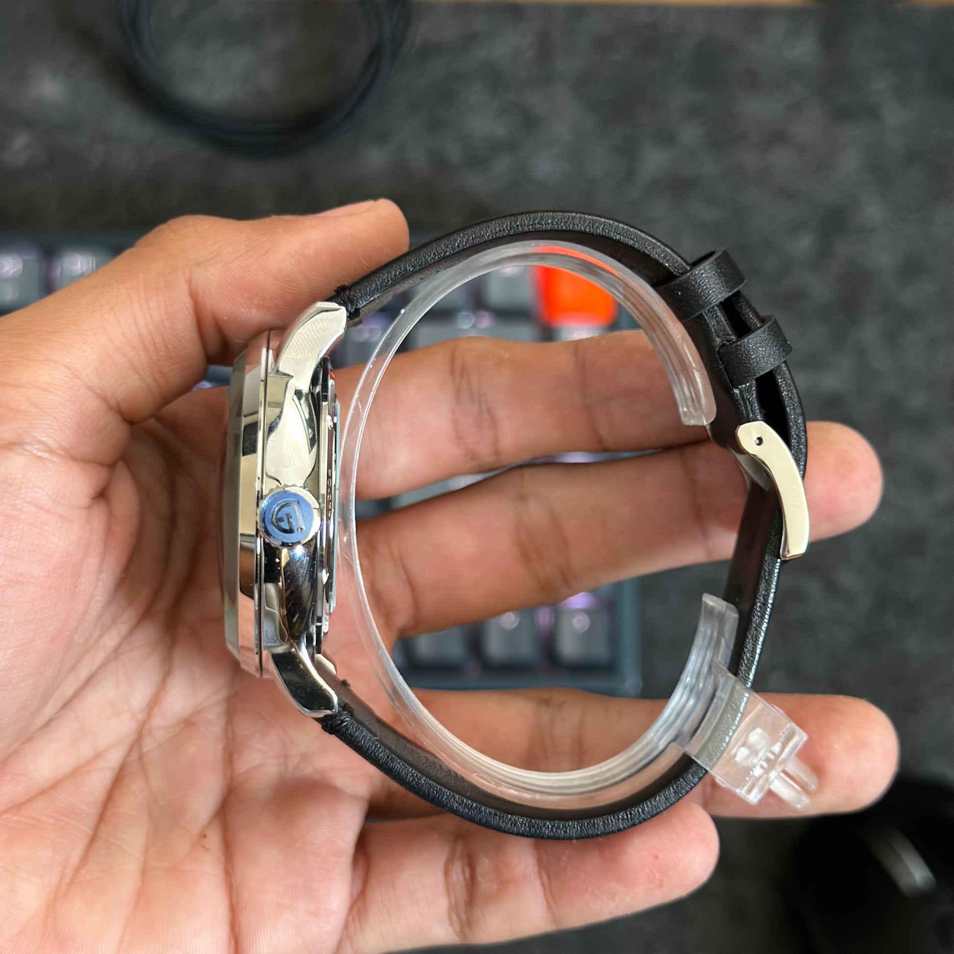 Foto real del costado de un elegante reloj Pagani Design para caballero en Venezuela