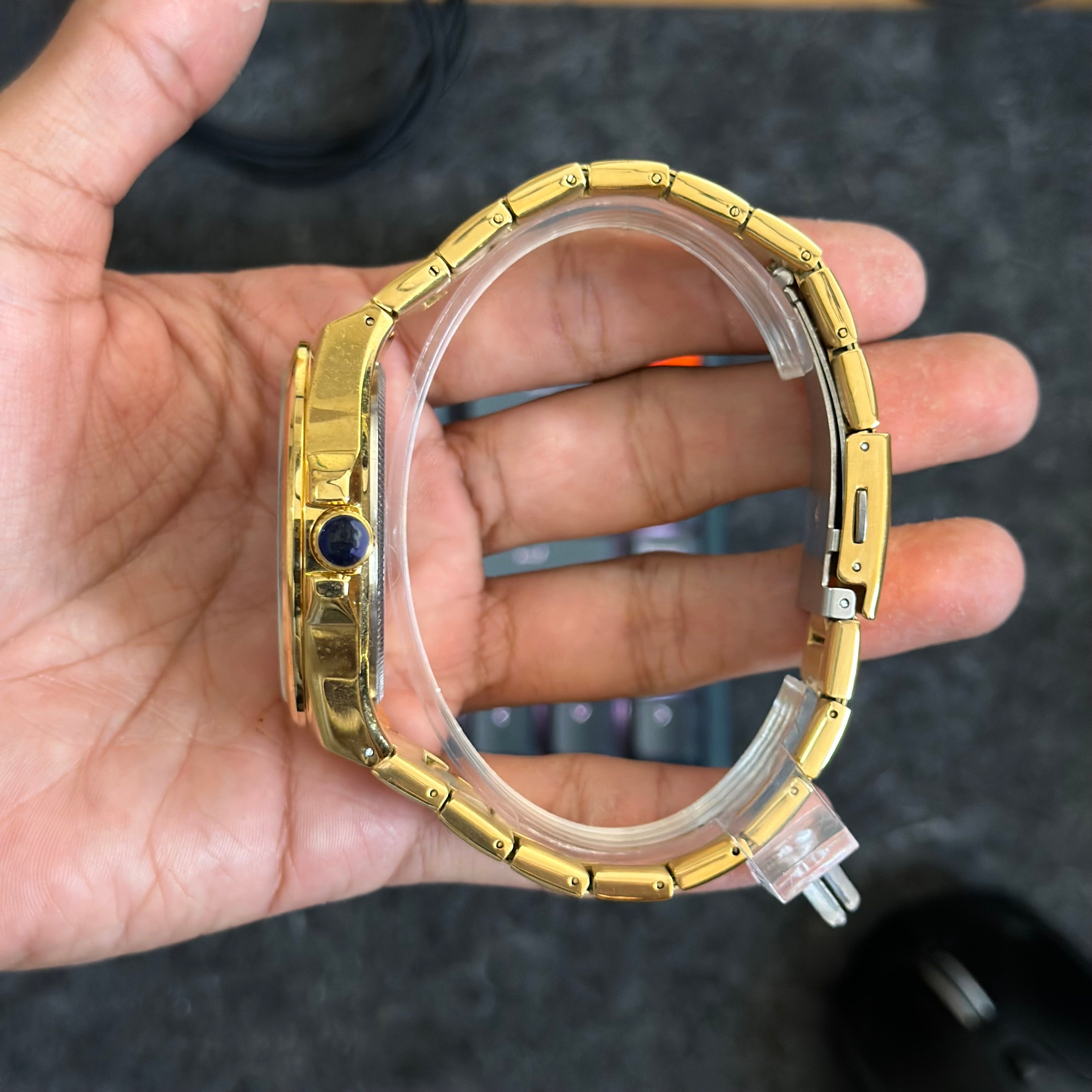 Foto real del costado de un reloj Curren 8375 dorado para hombre