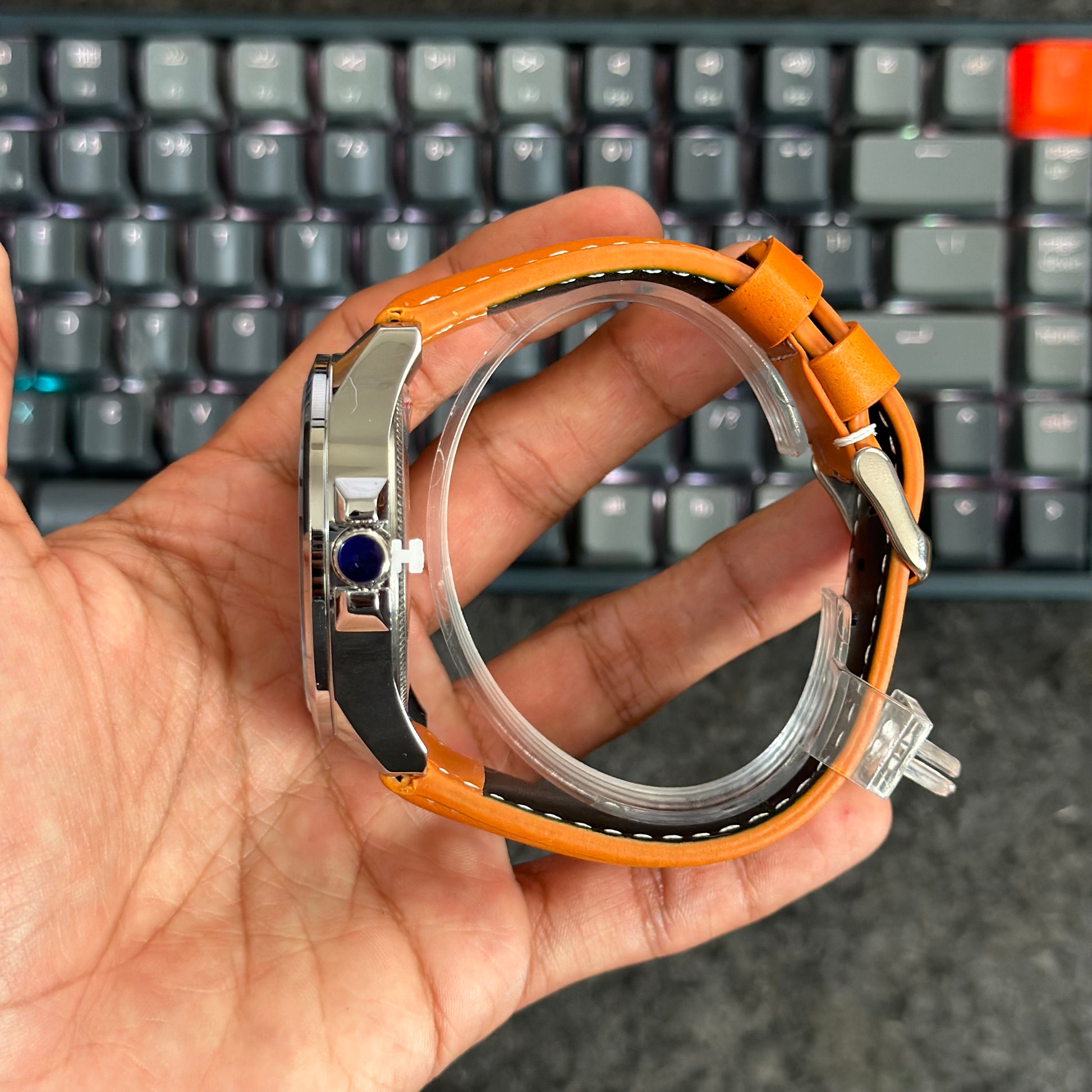 Foto real del costado de un reloj Curren 8379 casual con correa de cuero para caballero