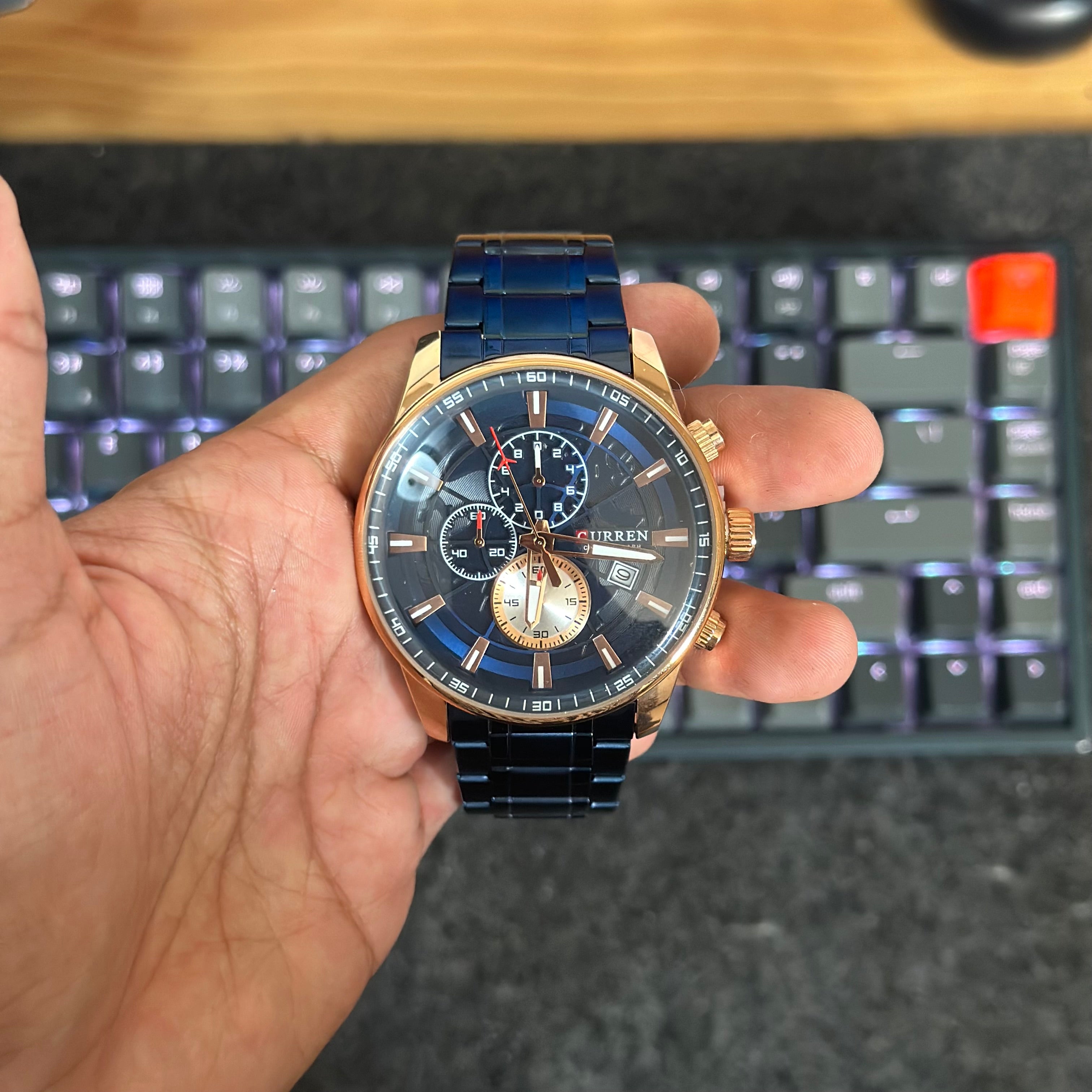 Foto real del frente de un elegante reloj Curren 8362 azul metalico para caballero