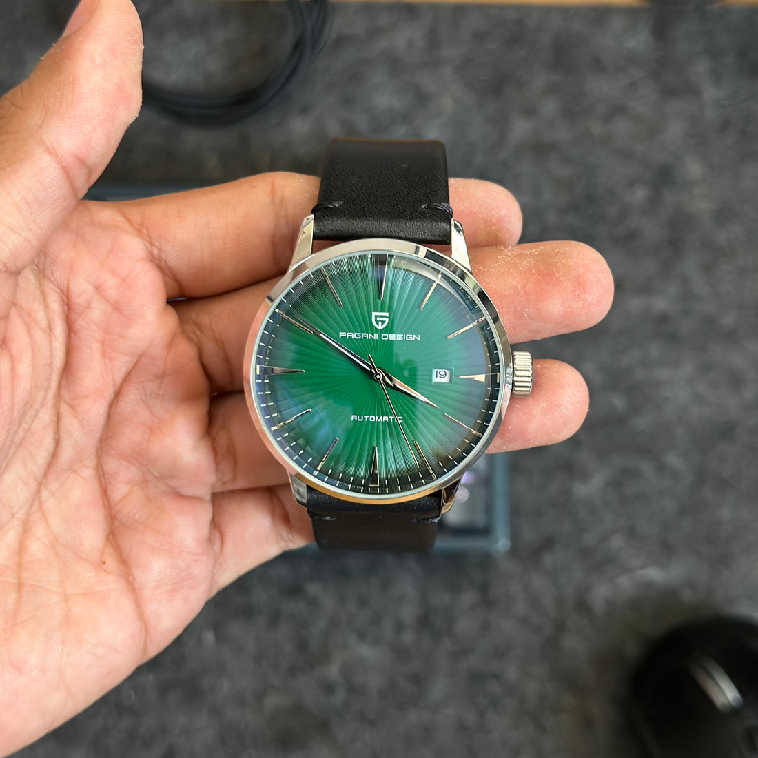 Foto producto de un elegante reloj Pagani Design verde para caballero en Venezuela