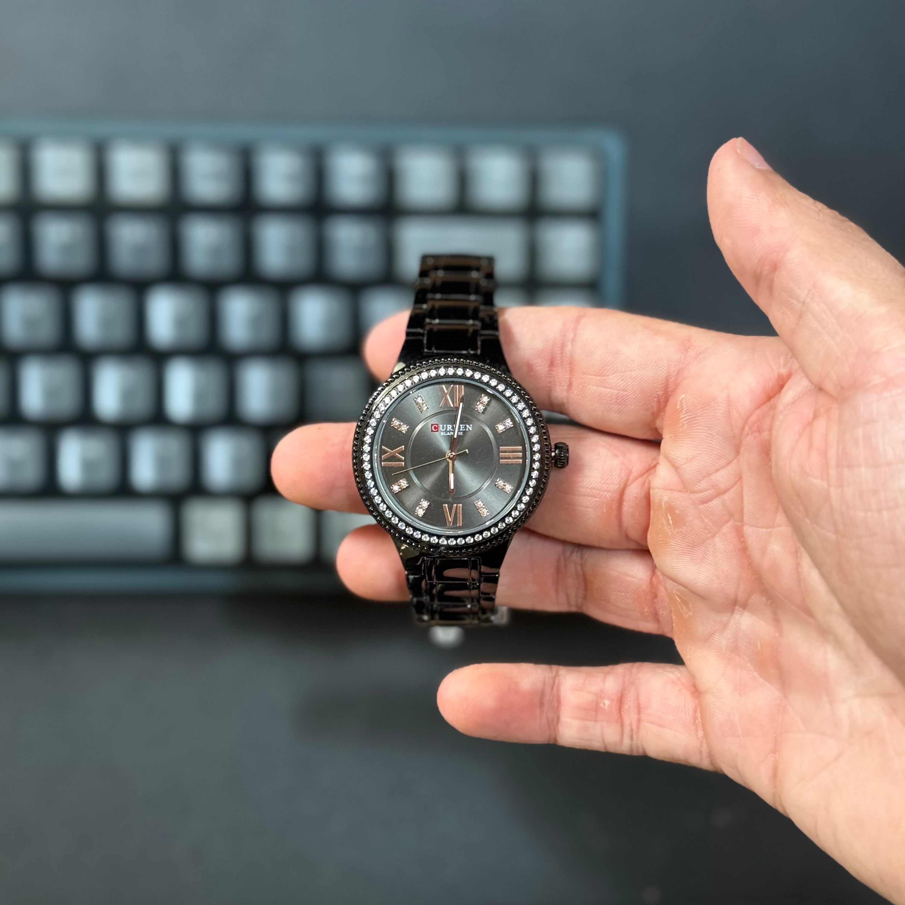 Foto real frente feminino reloj negro Curren para mujer