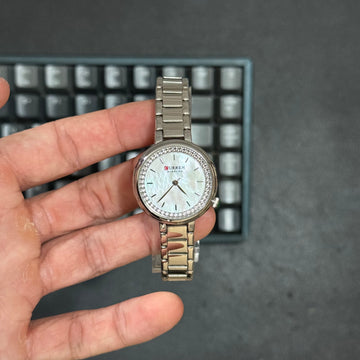 Foto real frente hermoso reloj Curren plateado para dama