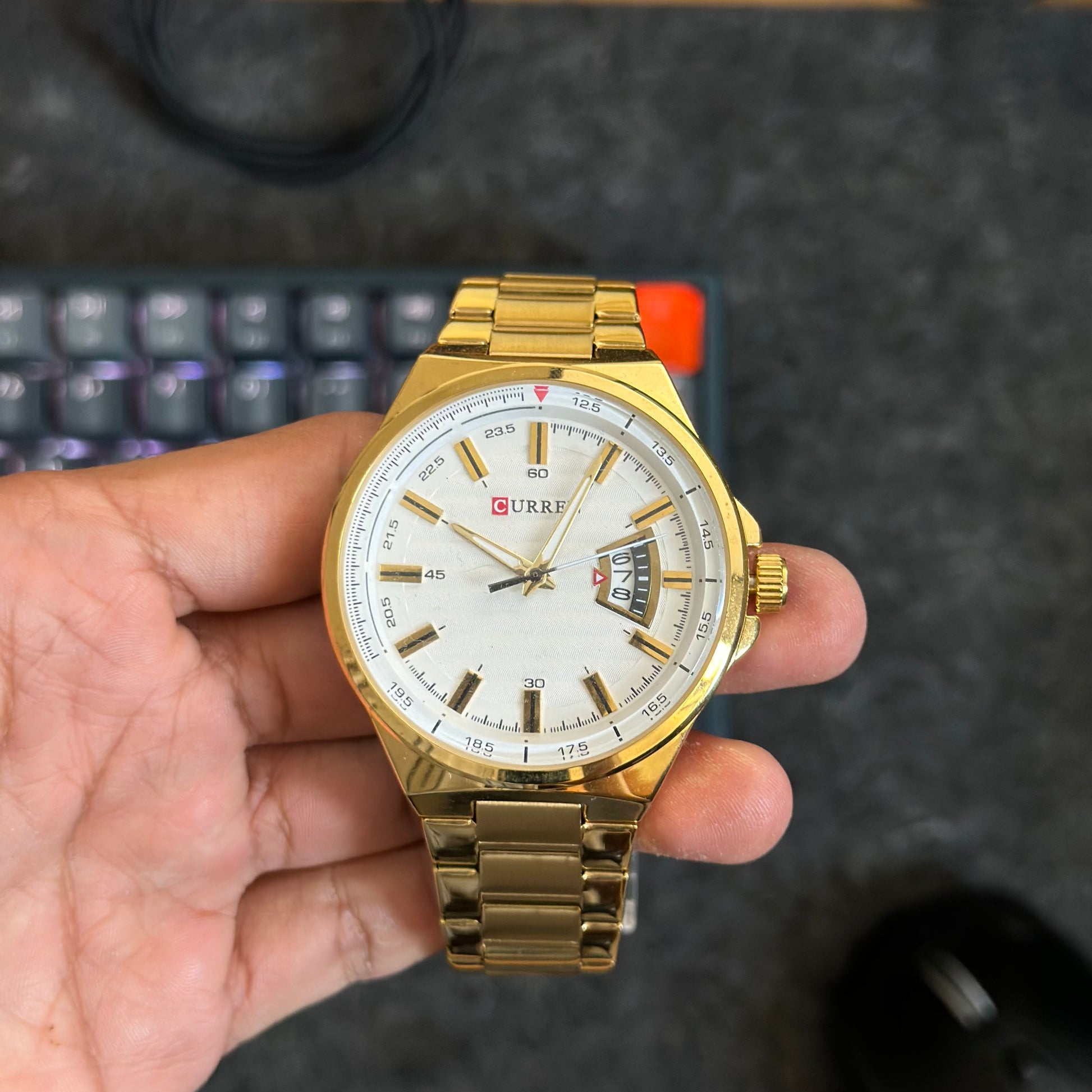 Foto real del frente de un reloj Curren 8375 dorado para hombre