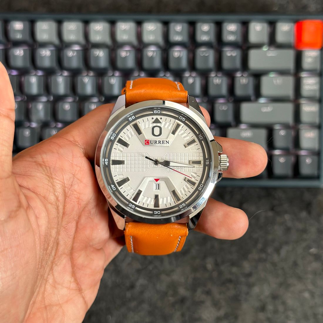 Foto producto de un reloj Curren casual con correa de cuero para caballero