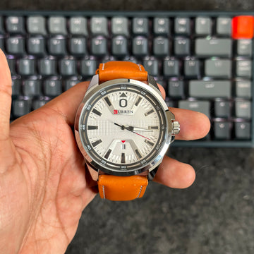 Foto real del frente de un reloj Curren 8379 casual con correa de cuero para caballero