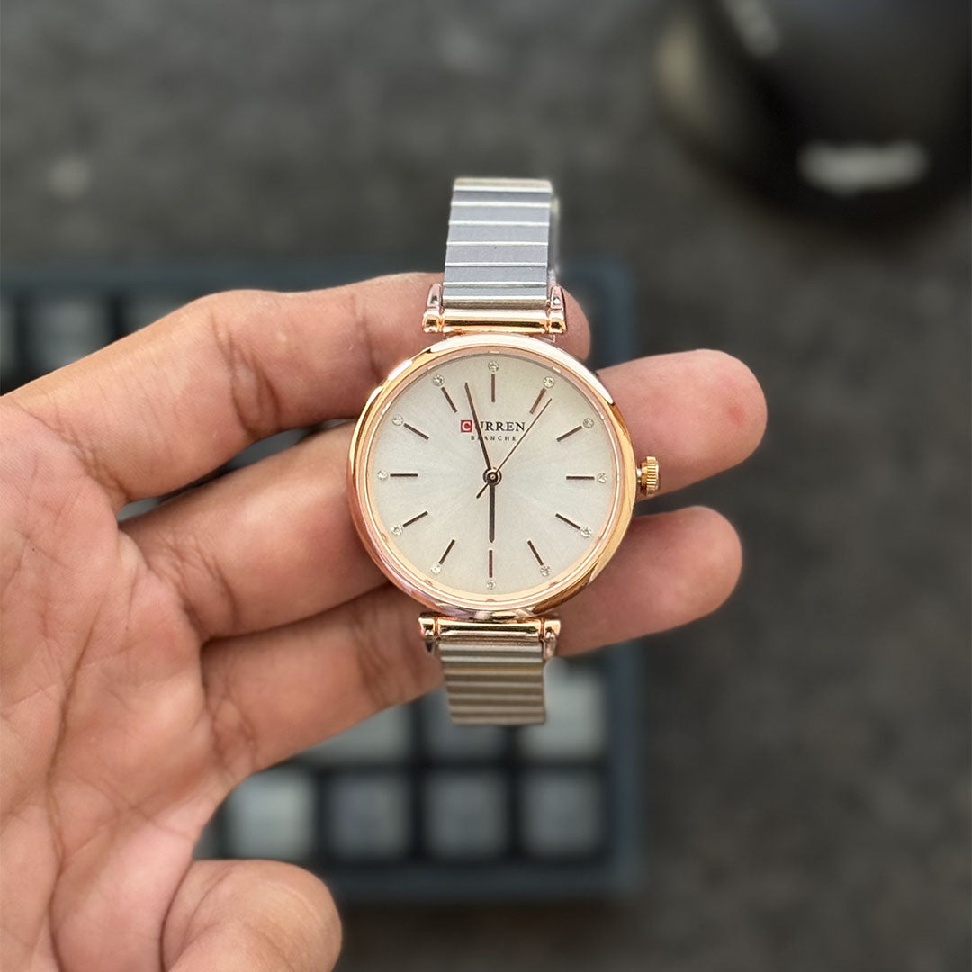 Foto producto de un reloj curren para mujer con correa plateada y caja con bordes de color oro rosa