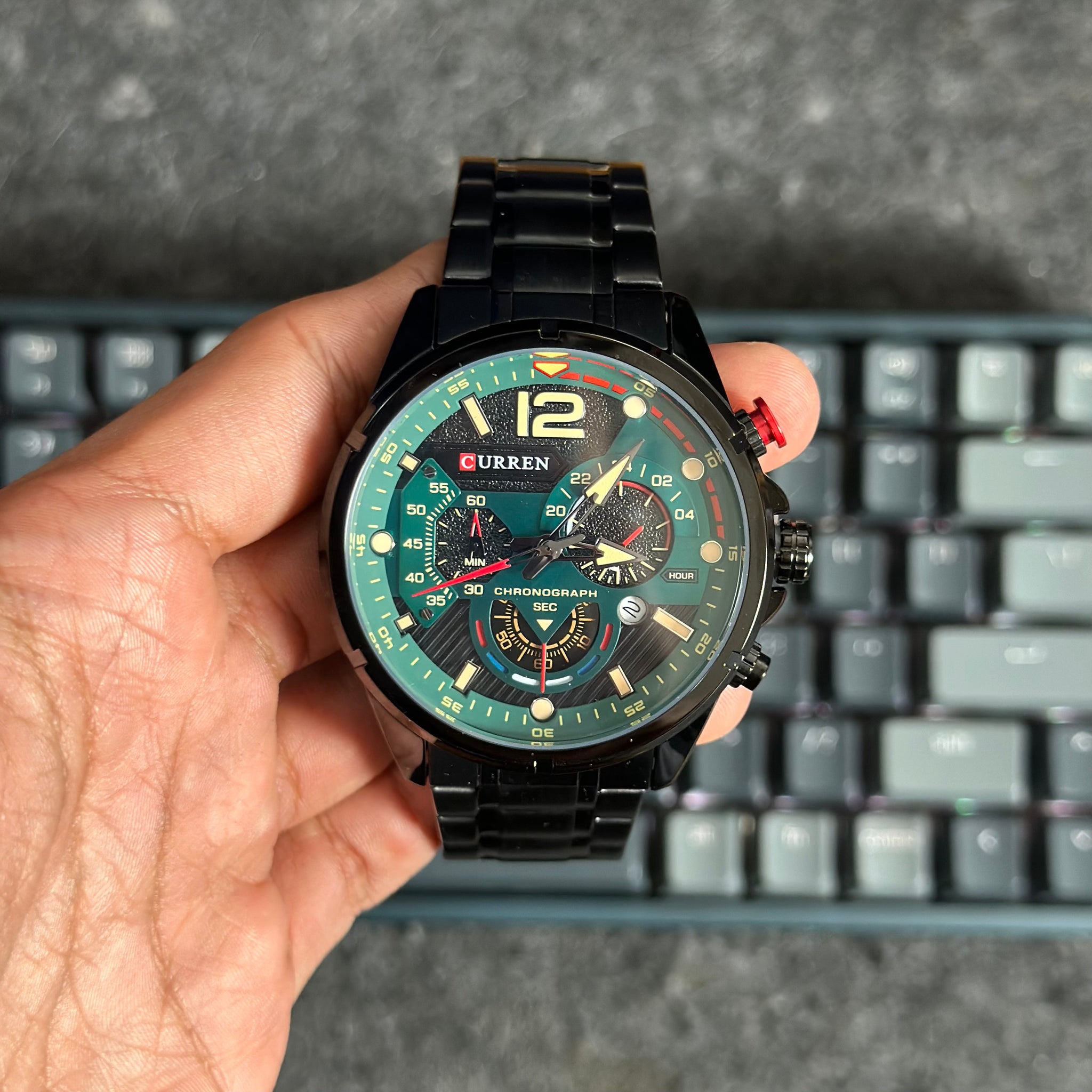 Foto real del frente de un reloj metálico deportivo para hombre Curren 8395 color negro con detalles verdes