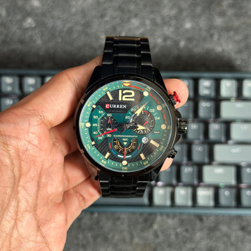 Foto real del frente de un reloj metálico deportivo para hombre Curren 8395 color negro con detalles verdes