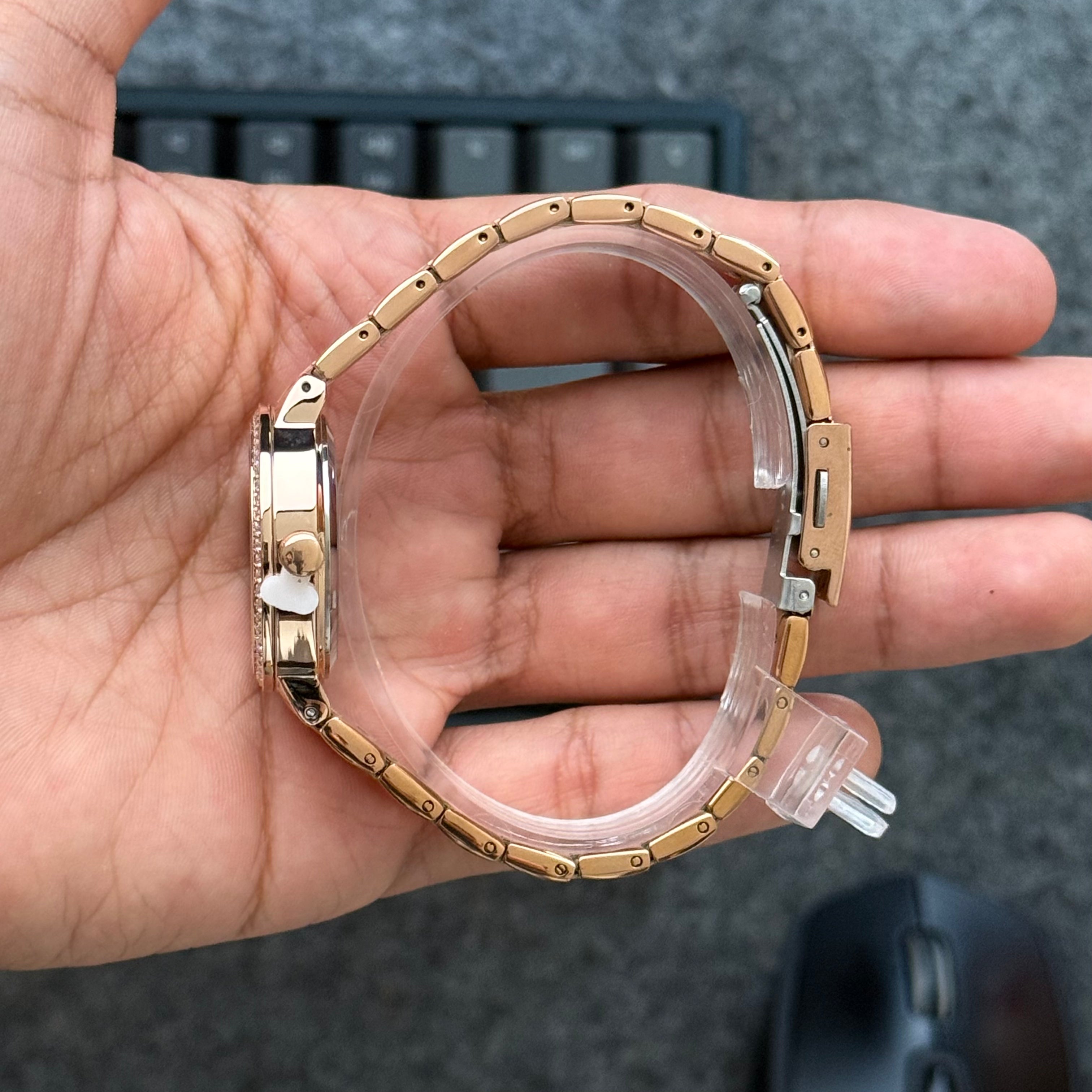 Foto real lado elegante reloj Curren oro rosa para dama