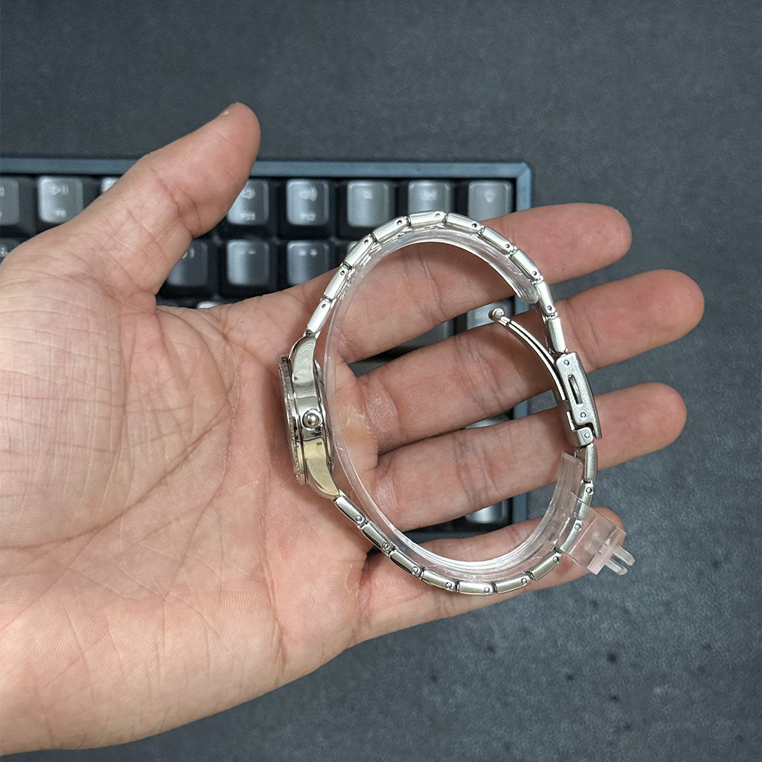 Foto real lado elegante reloj Curren plata para dama