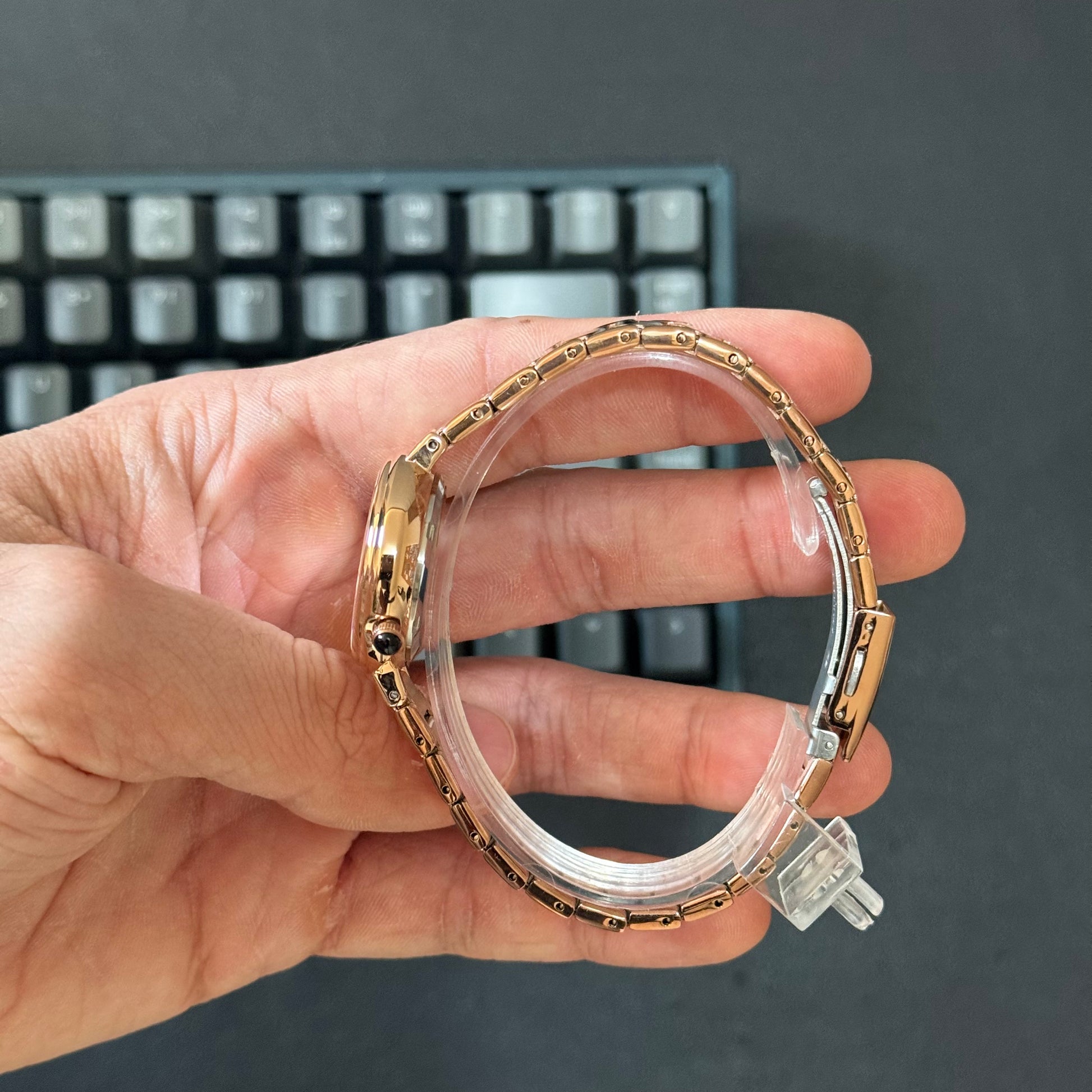 Foto real lado hermoso reloj Curren oro rosa para dama
