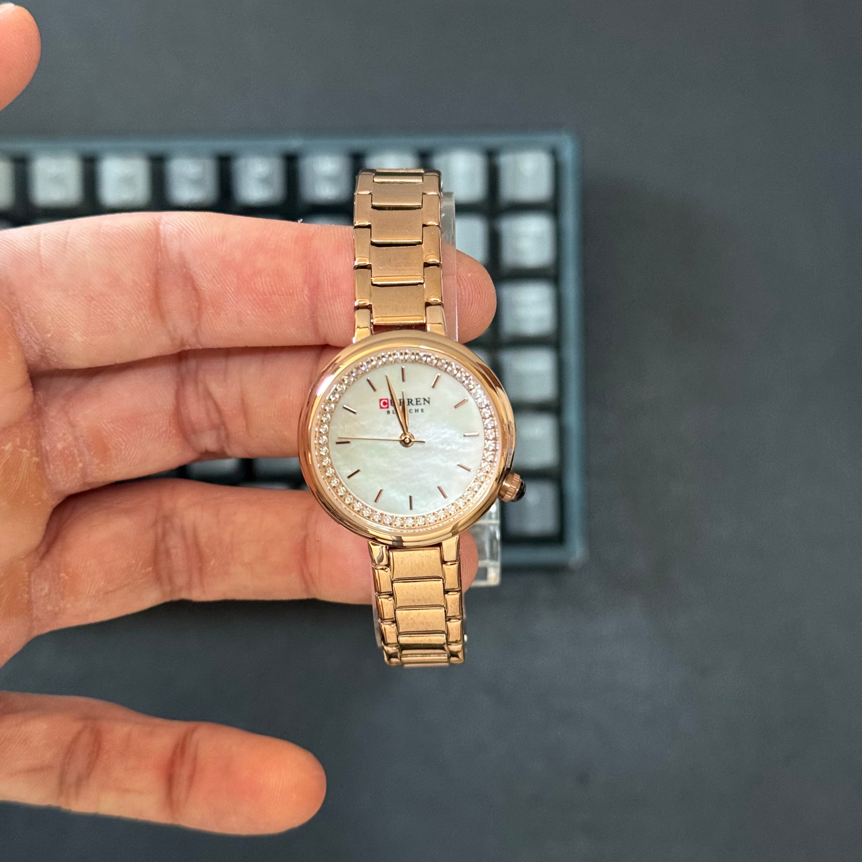 Foto real frente hermoso reloj Curren oro rosa para dama