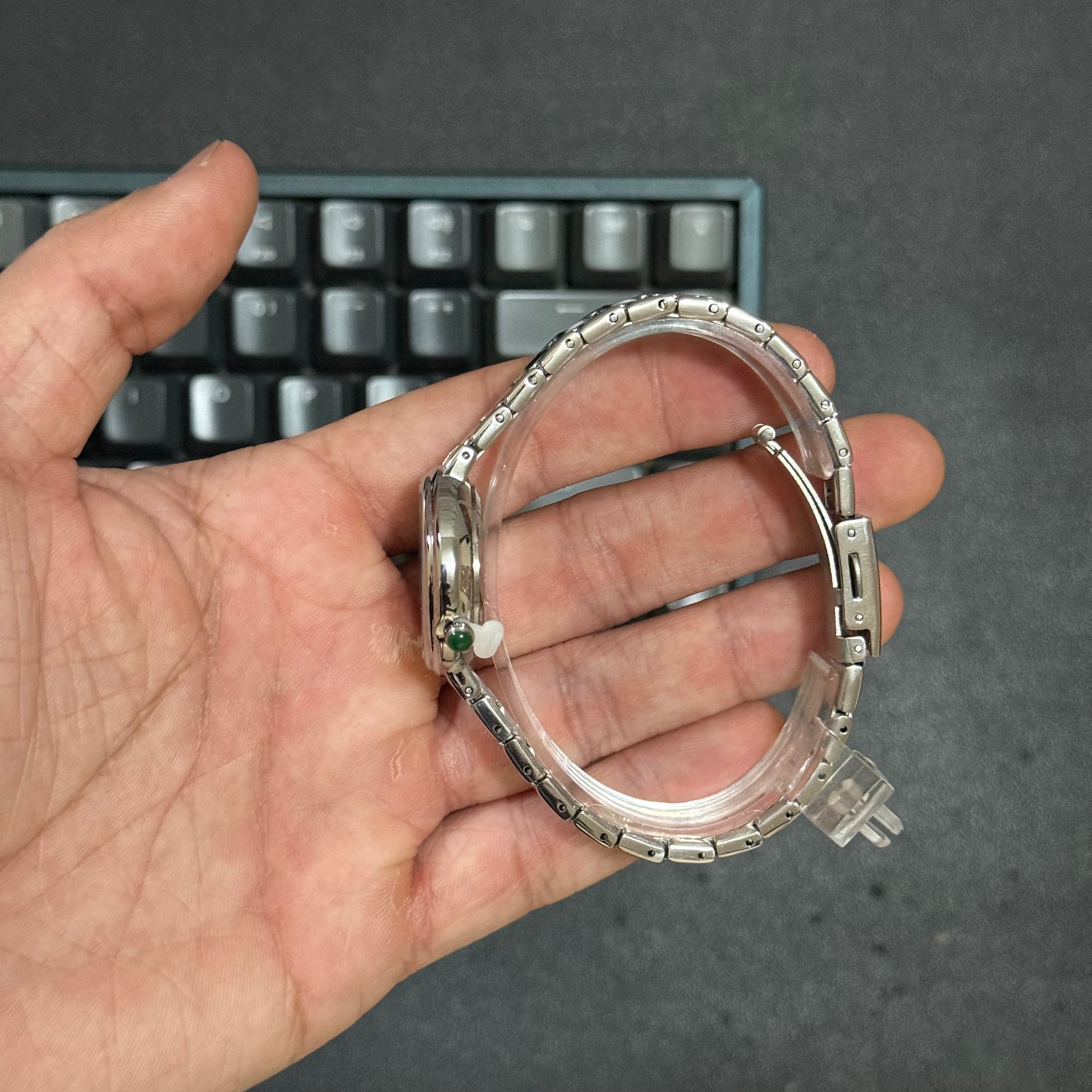 Foto real lado hermoso reloj Curren plateado para dama
