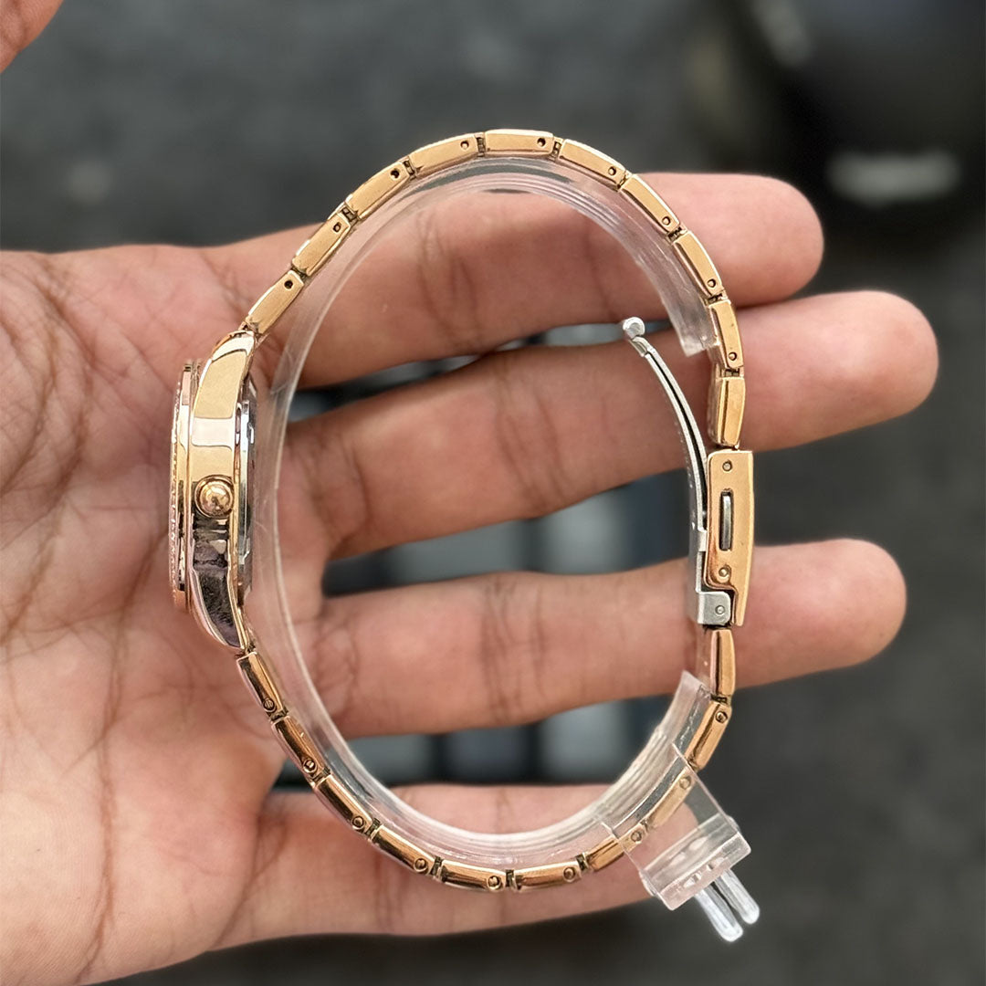 Foto real lado reloj oro rosa azul Curren para mujer