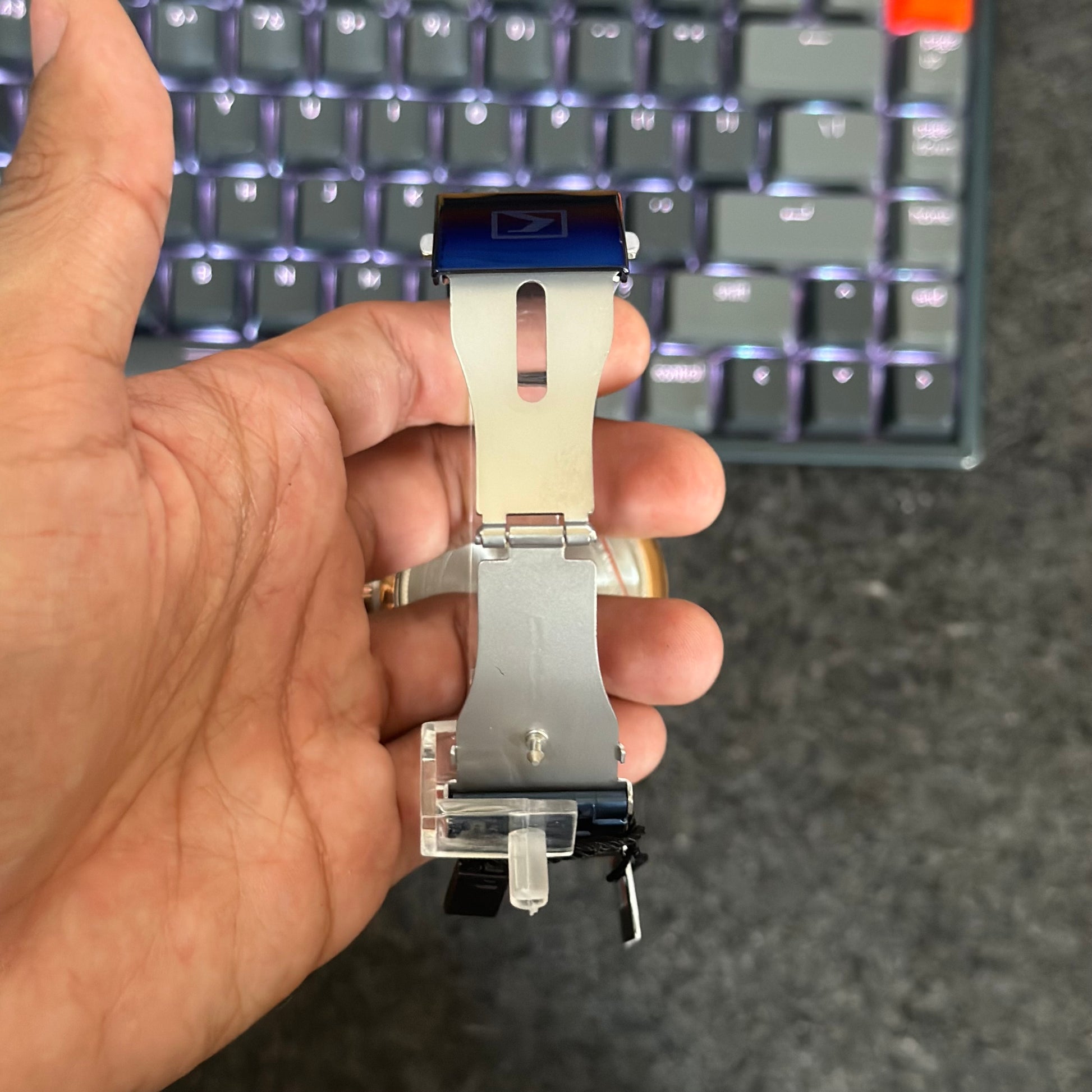 Foto real de la parte trasera abierta de un elegante reloj Curren 8362 azul de metal para caballero