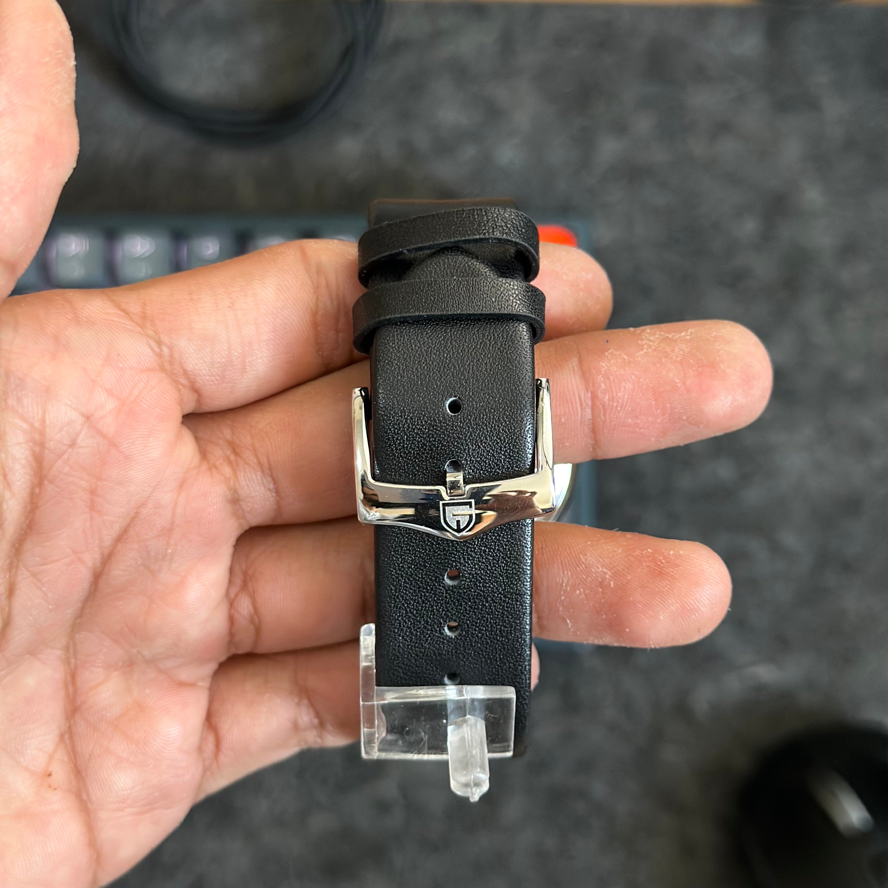 Foto real de la parte trasera de un elegante reloj Pagani Design verde para caballero en Venezuela