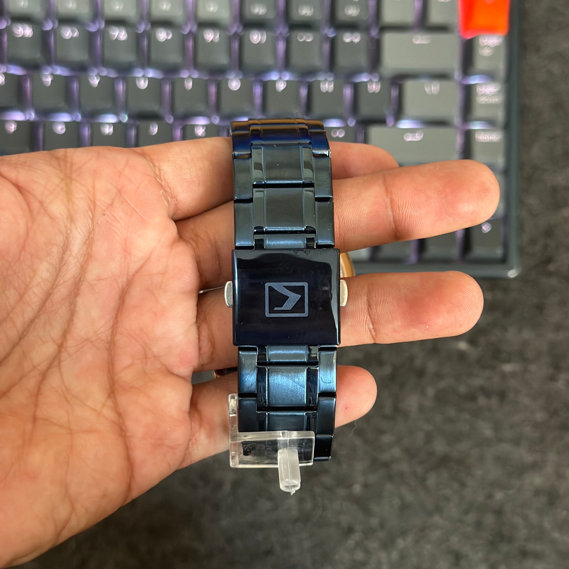 Foto real de la parte trasera de un elegante reloj Curren 8362 azul de metal para caballero