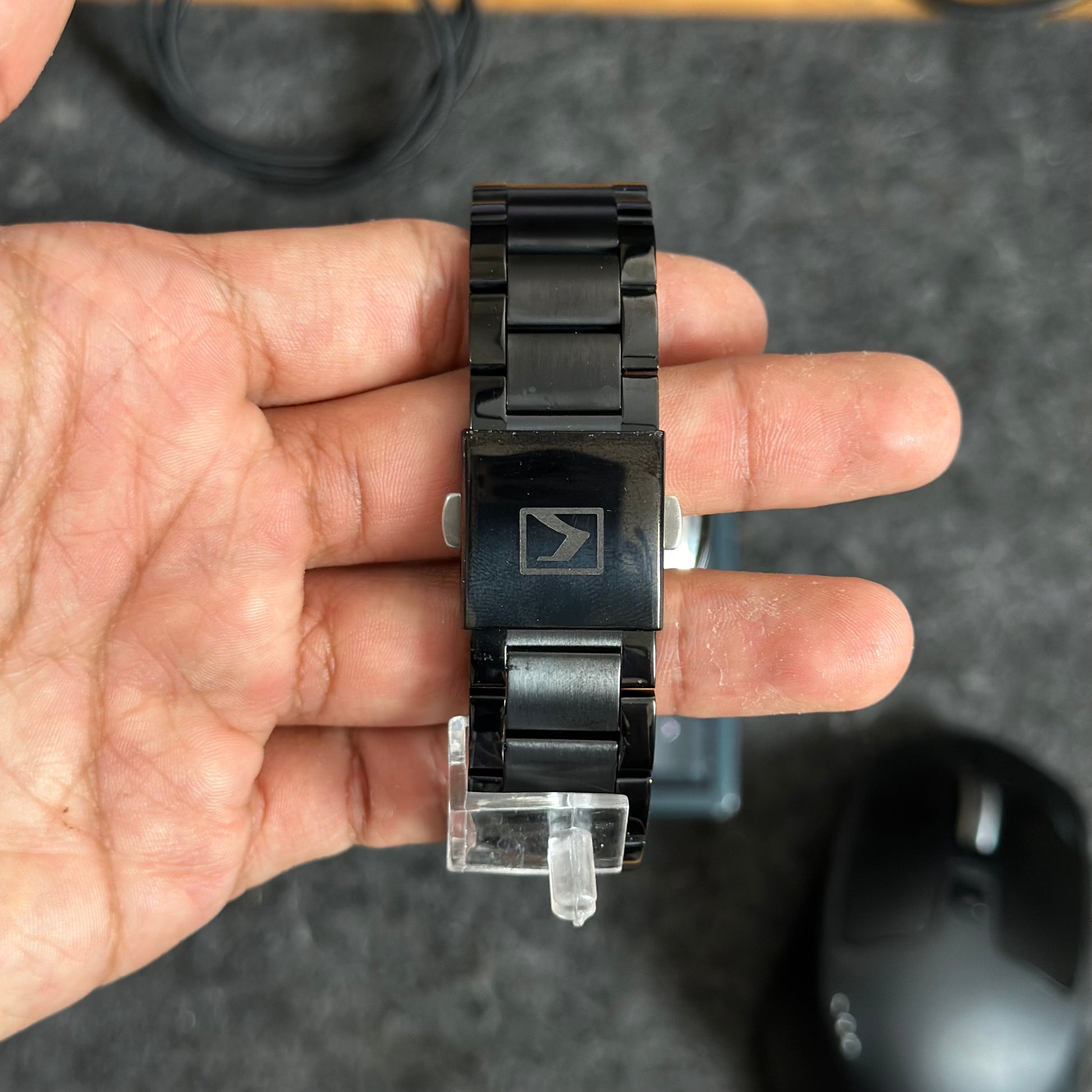 Foto real de la parte trasera de un elegante reloj Curren 8391 negro de metal para hombre