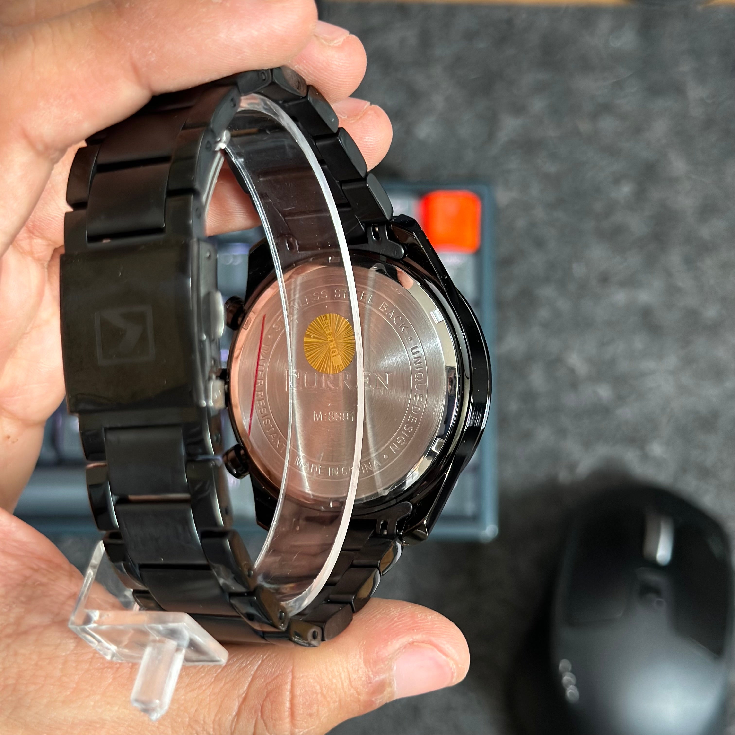 Foto real de la parte trasera interior de un elegante reloj Curren 8391 negro de metal para hombre
