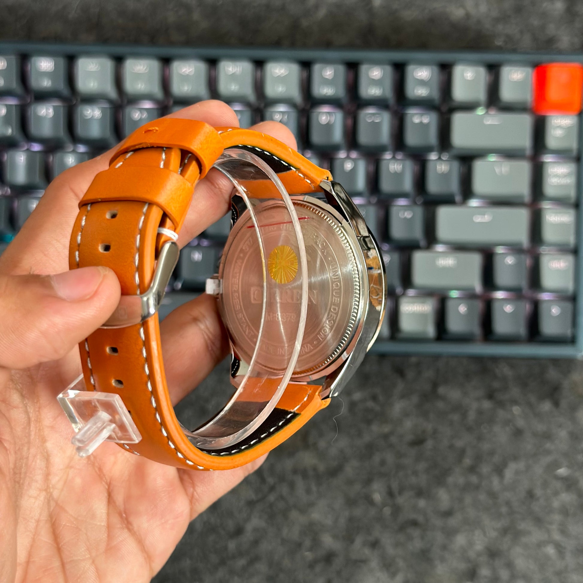 Foto real de la parte trasera interna de un reloj Curren 8379 casual con correa de cuero para caballero