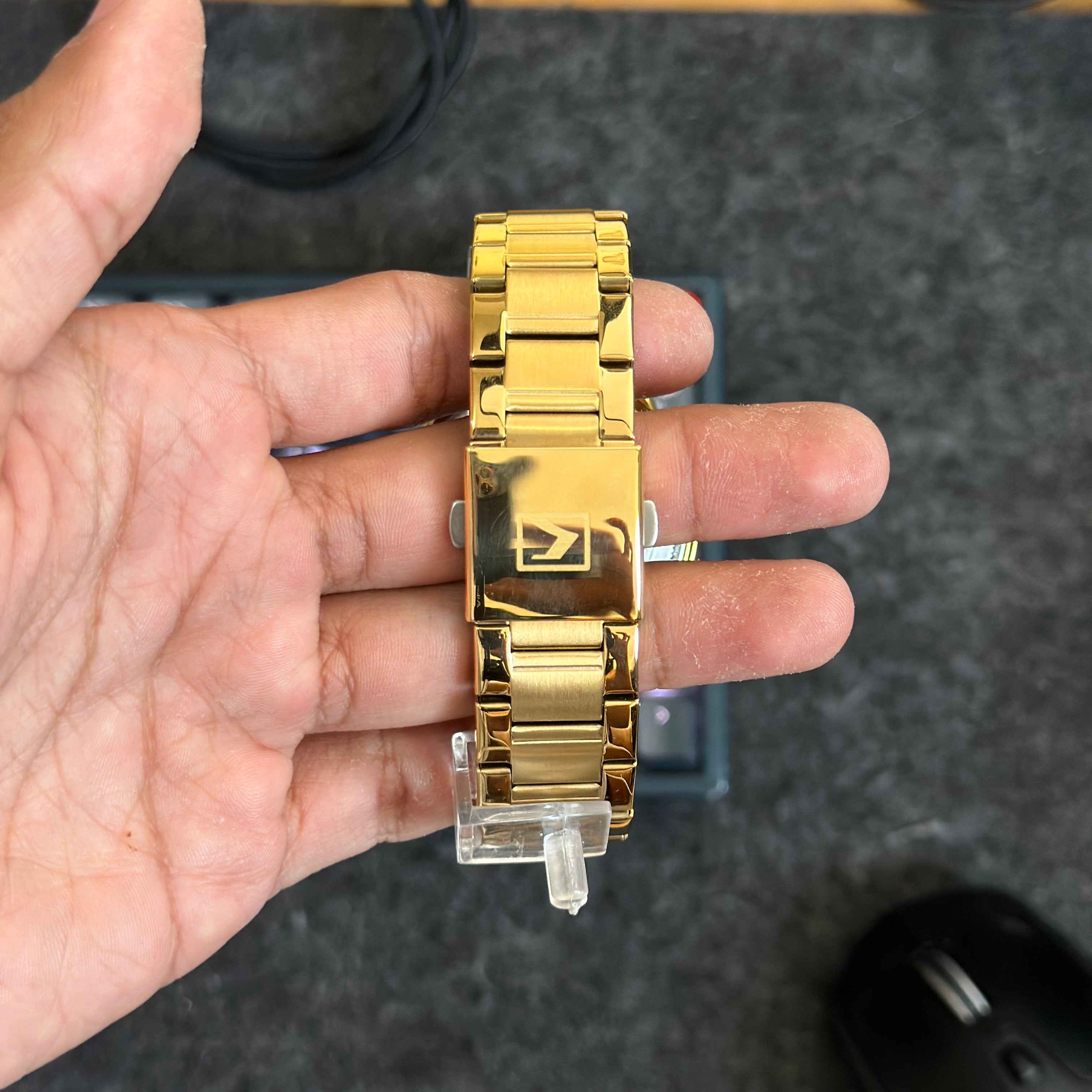 Foto real de la parte trasera de un reloj Curren 8375 dorado para hombre