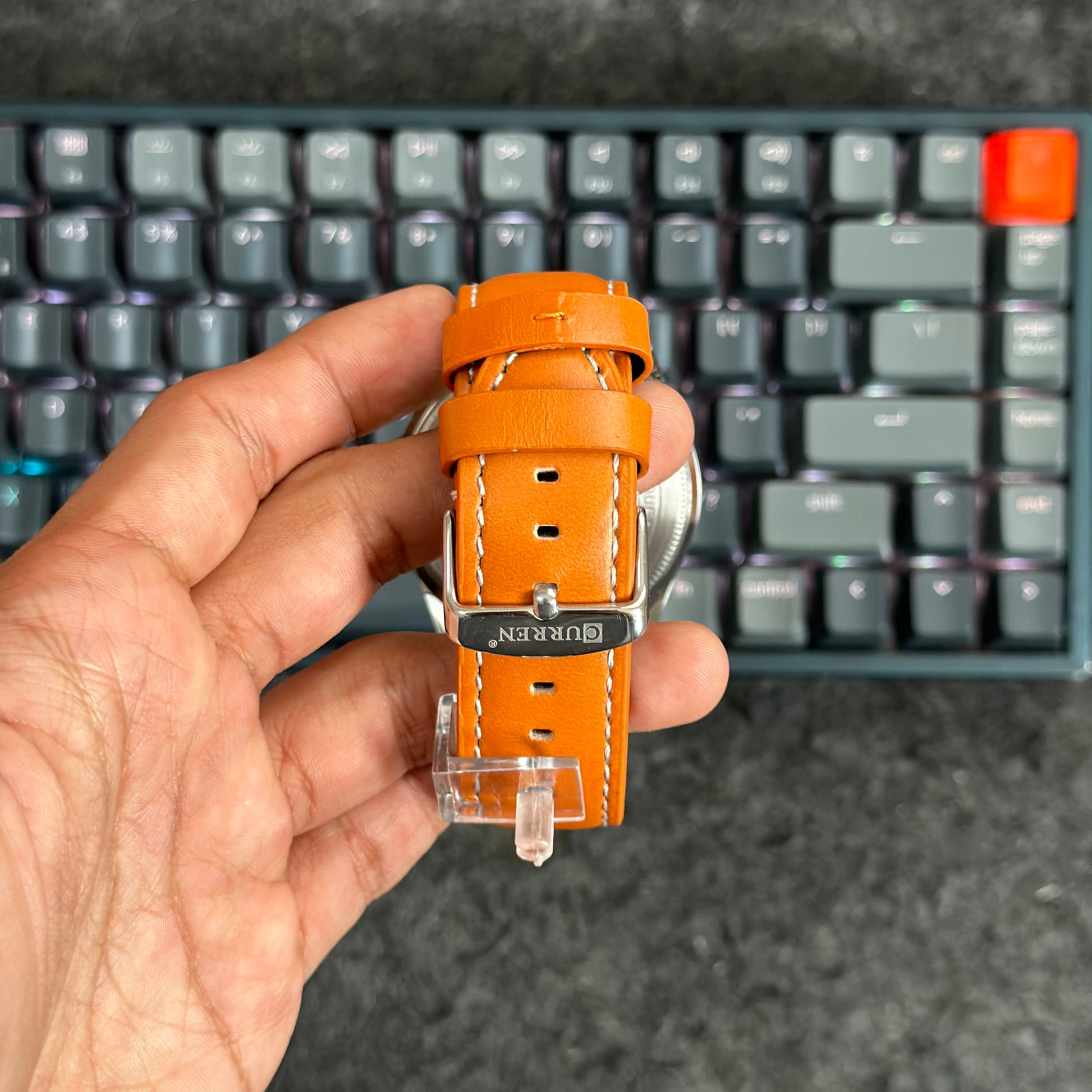 Foto real de la parte trasera de un reloj Curren 8379 casual con correa de cuero para caballero