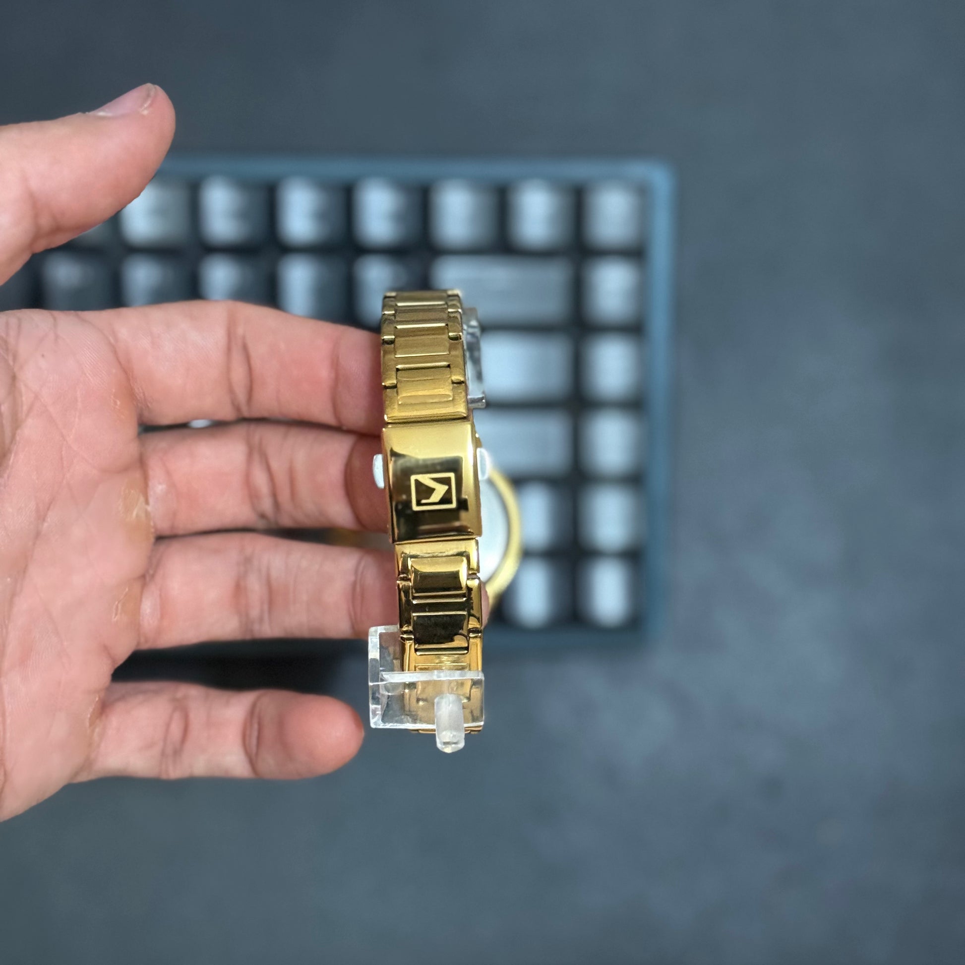 Foto real reloj Curren dorado metal para dama 3