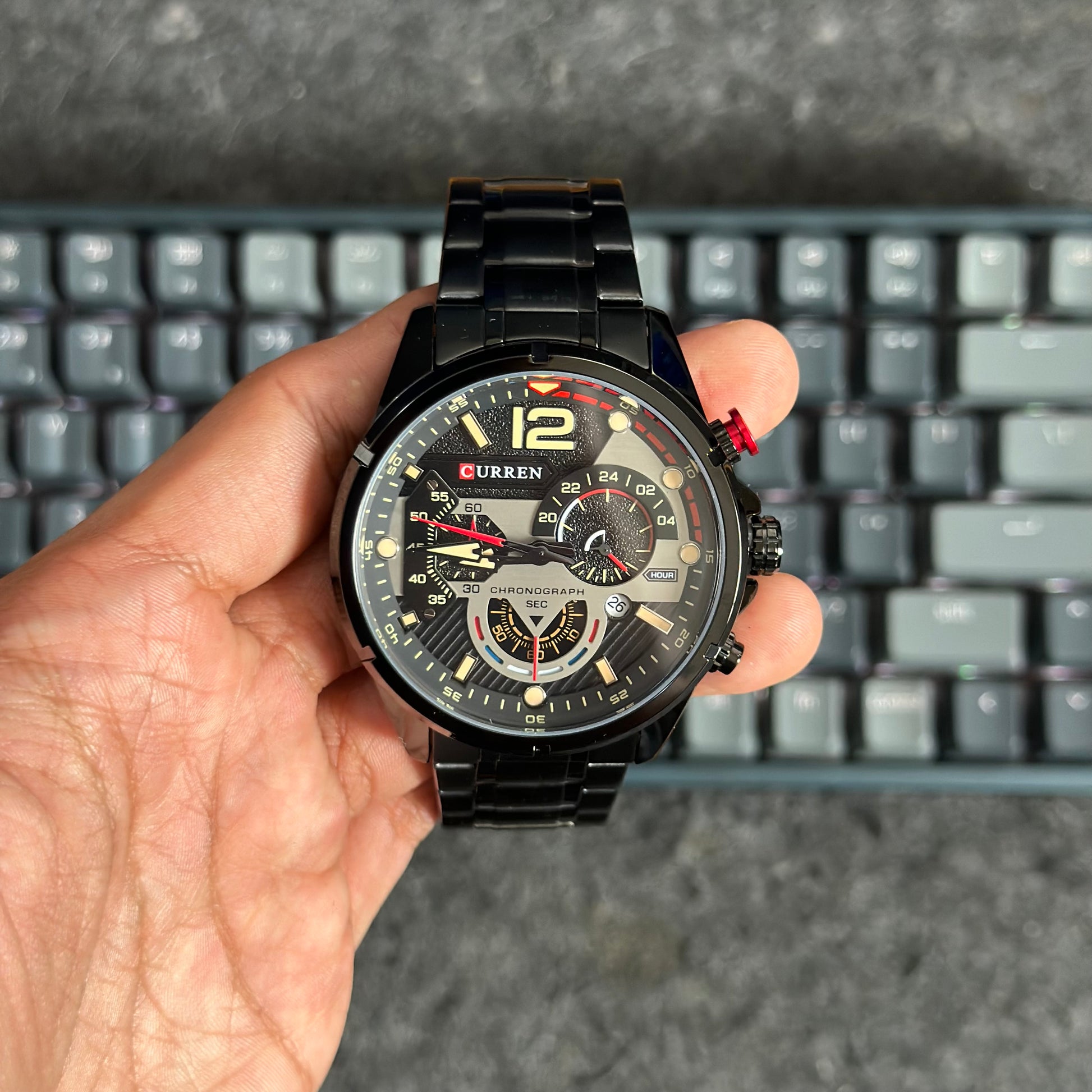 Foto real del frente de un reloj metálico deportivo para hombre Curren 8395 color negro con detalles beige