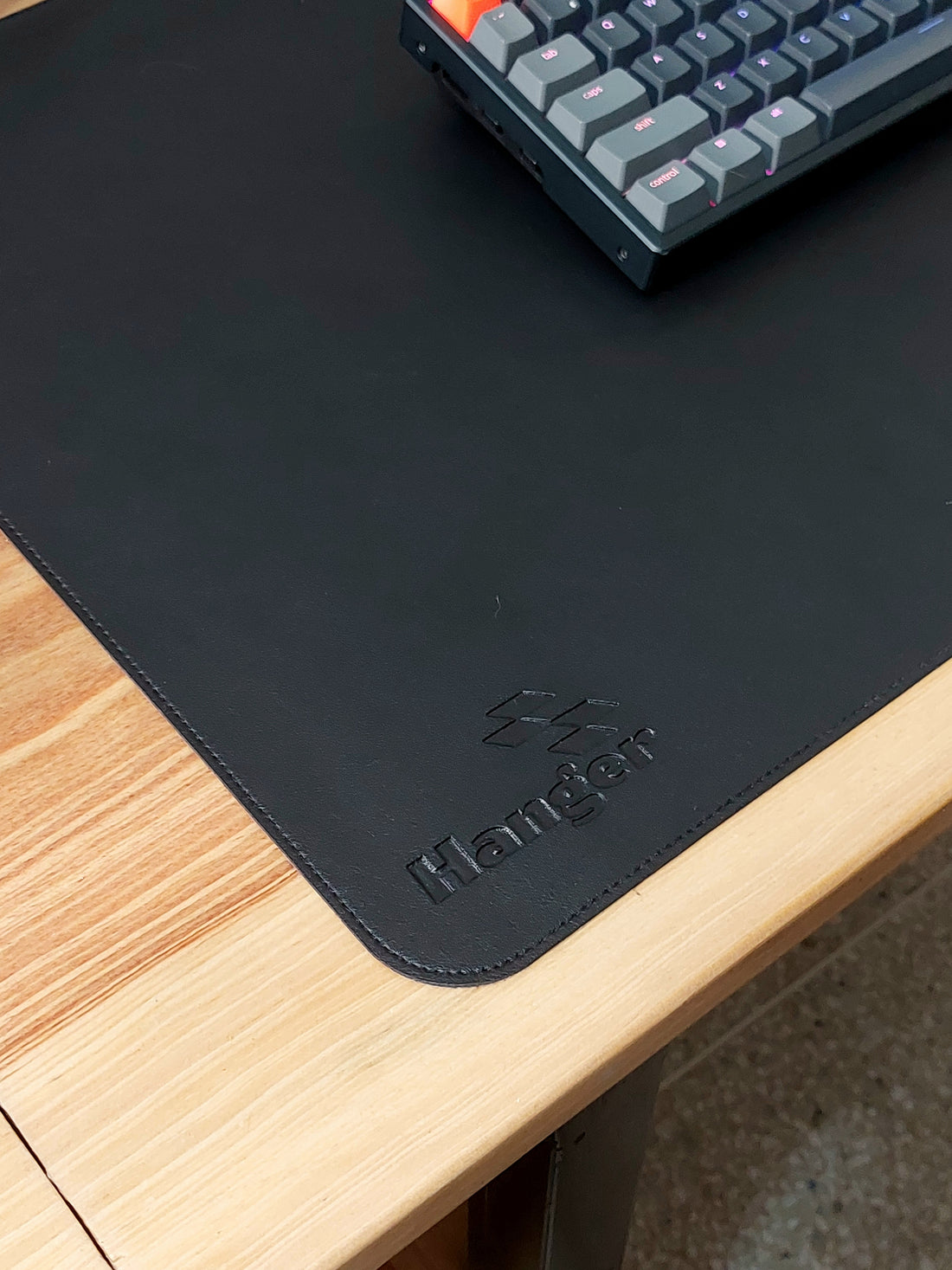 Alfombrilla de Escritorio de Cuero Hanger | Protector, Mouse Pad, Desk Pad, Oficina, Antideslizante, Impermeable (80cm x 40cm, Negro y Marrón)