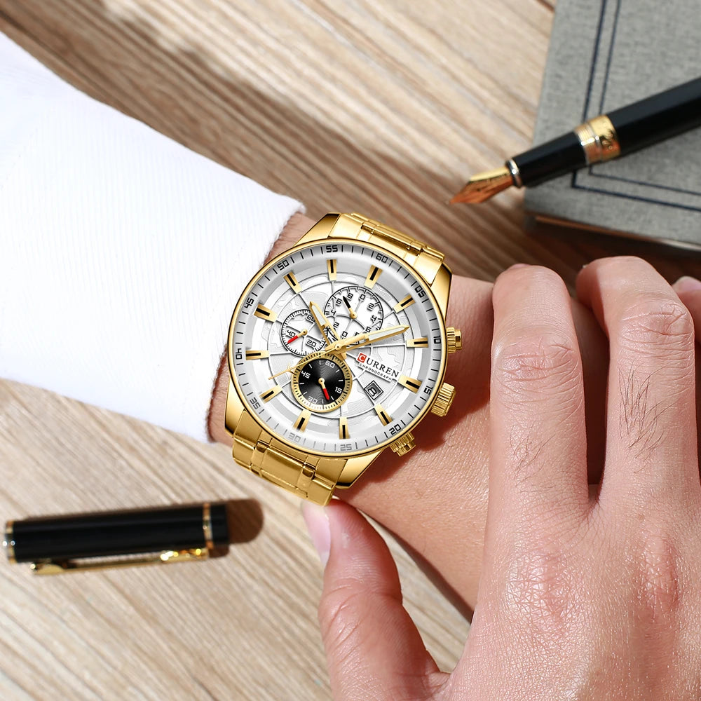 Foto producto de un elegante reloj Curren 8362 dorado metalico en la muñeca de un caballero