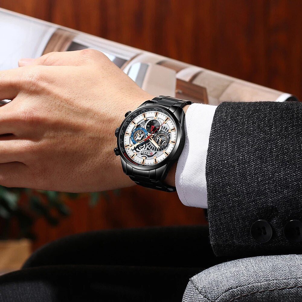 Foto producto de un elegante reloj Curren 8391 negro de metal en la mano de un hombre